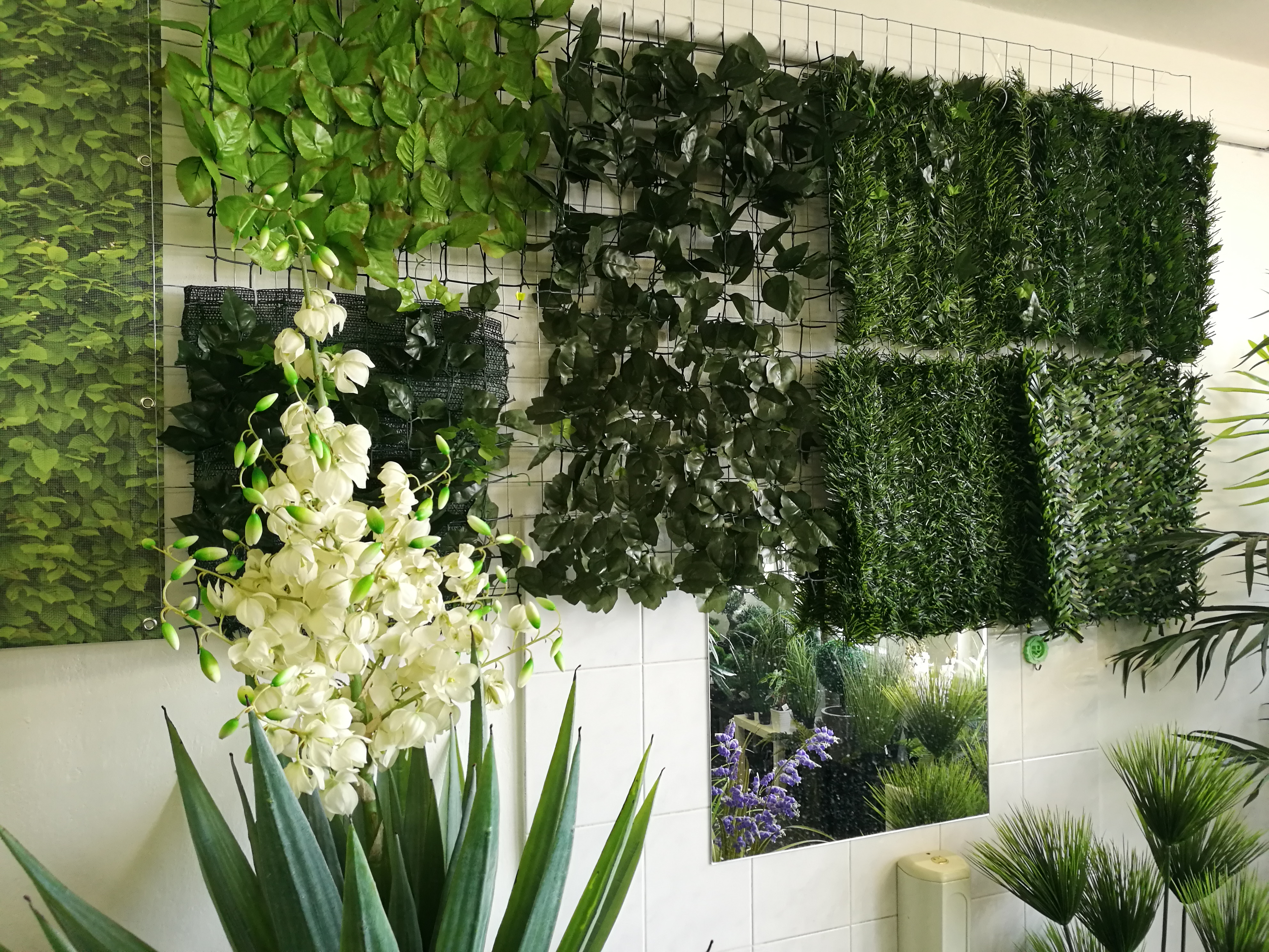 showroom umělé rostliny a zelené stěny