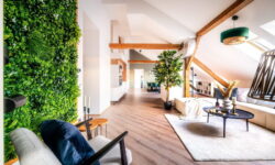 Luxusní apartmány v Praze - obývací prostor - výzdoba umělou stěnou a stromem